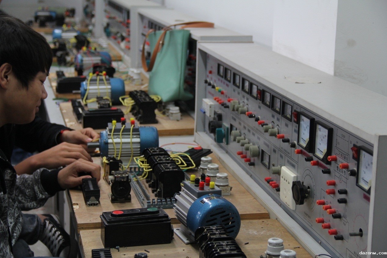 电工电子综合实训室