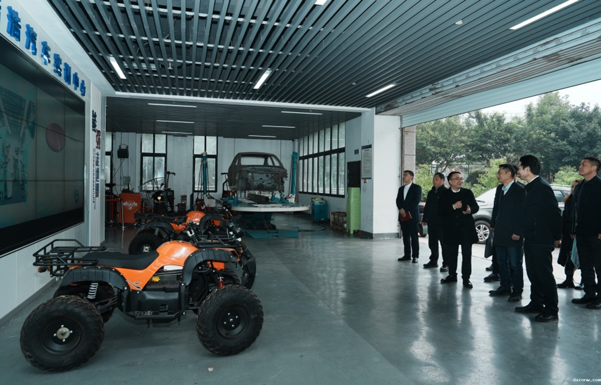 市供销合作社党委委员、副主任罗永刚到经贸中专校调研指导工作